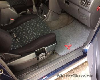 Коврики в салоне Mitsubishi Pajero 2